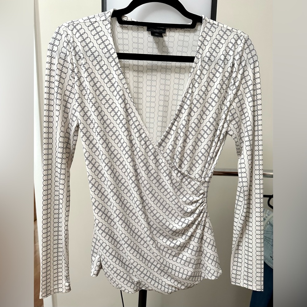 ANN TAYLOR Refined Stretch Wrap Top Size MP Black & White